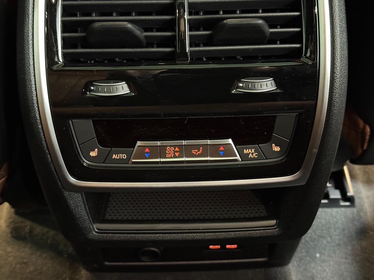 BMW X5 Vehicle Full-screen Gallery Image 11