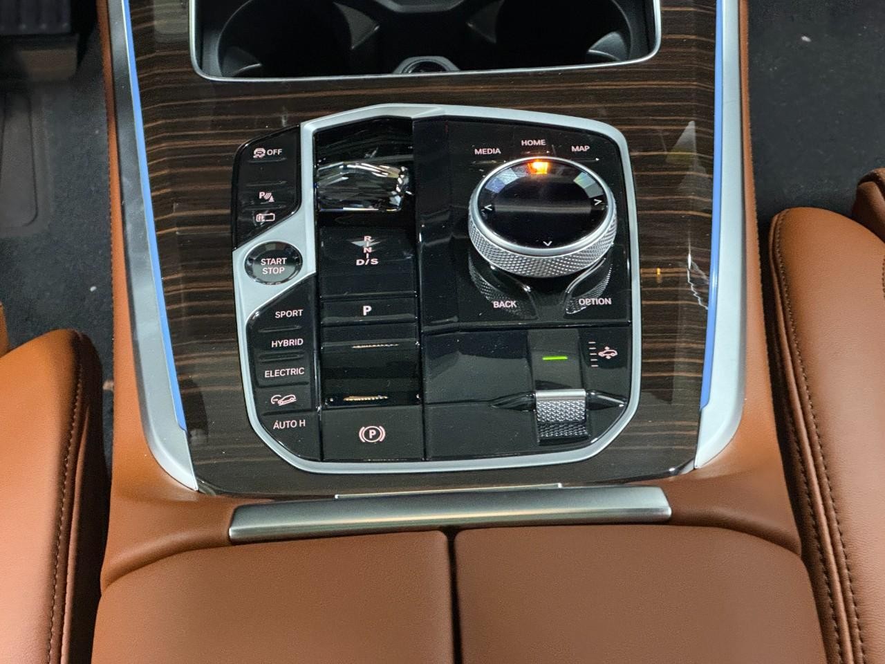 BMW X5 Vehicle Full-screen Gallery Image 16