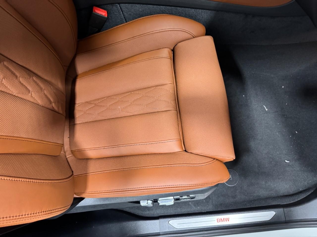 BMW X5 Vehicle Full-screen Gallery Image 19