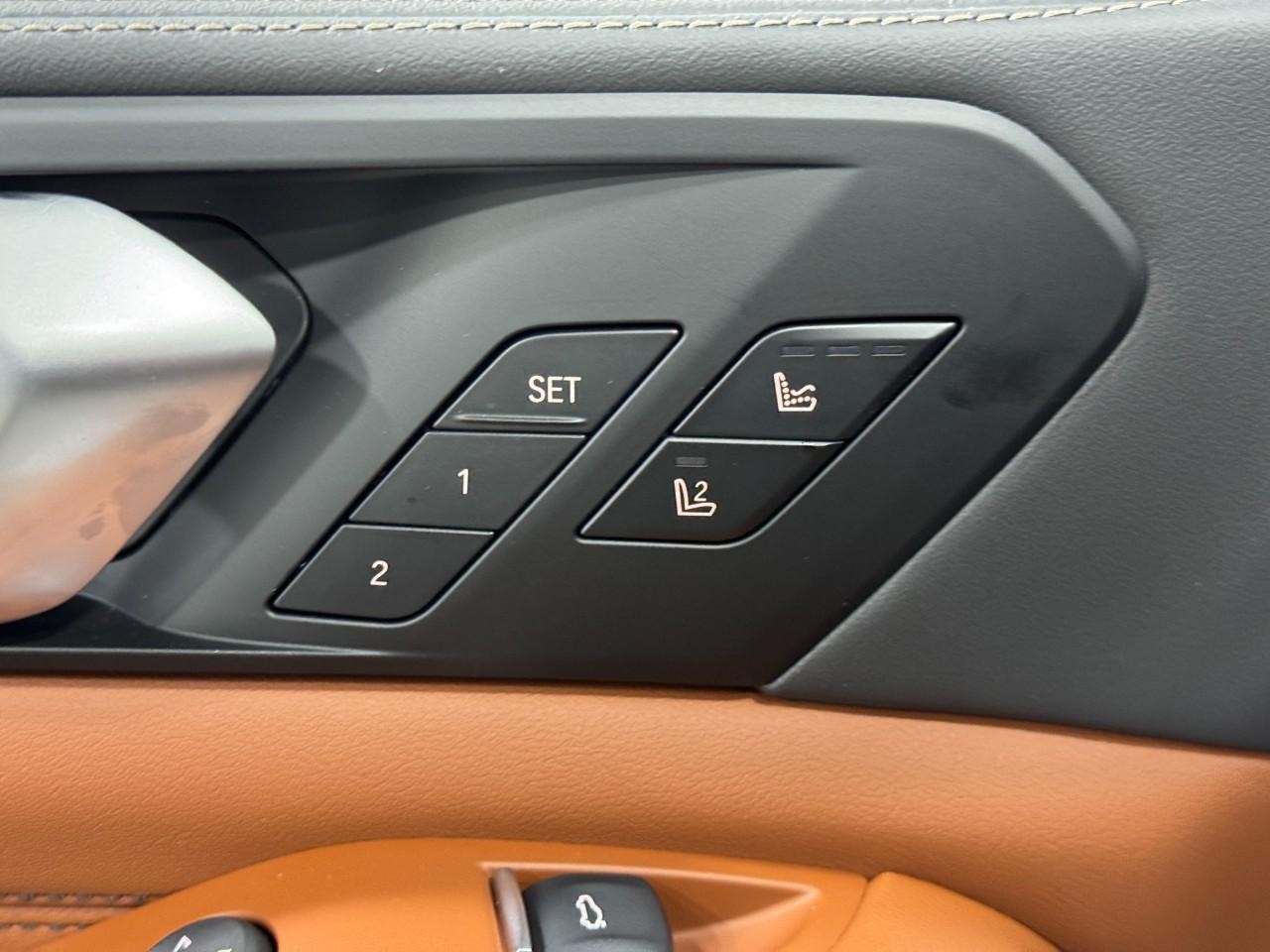 BMW X5 Vehicle Full-screen Gallery Image 25