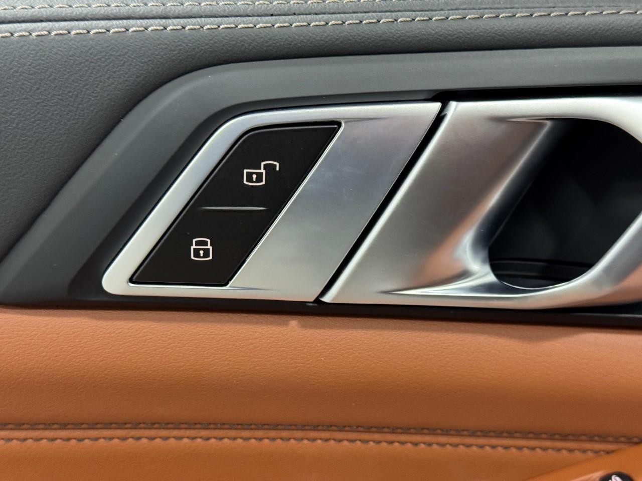 BMW X5 Vehicle Full-screen Gallery Image 26