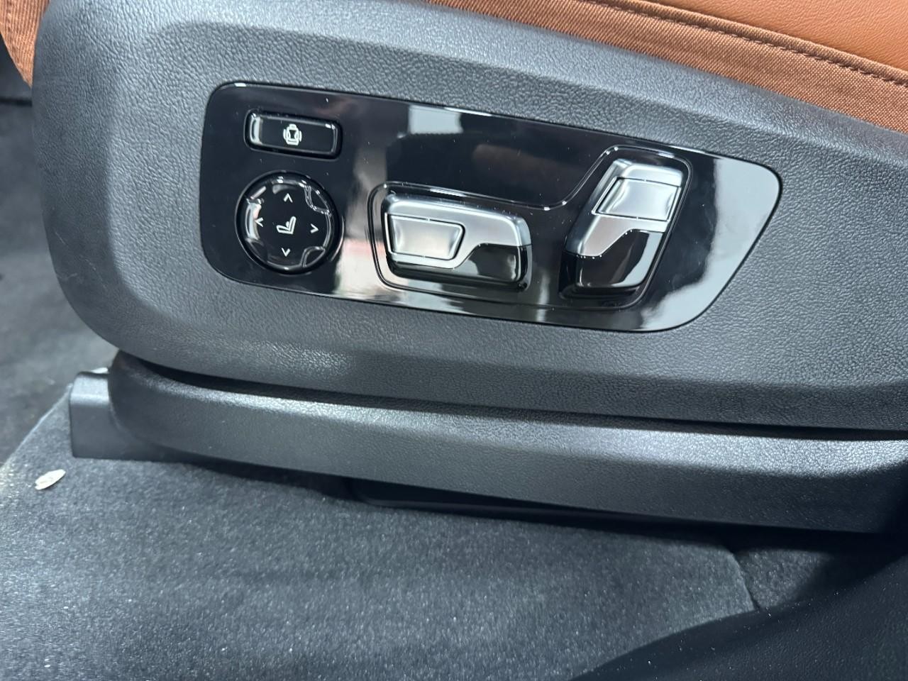 BMW X5 Vehicle Full-screen Gallery Image 30