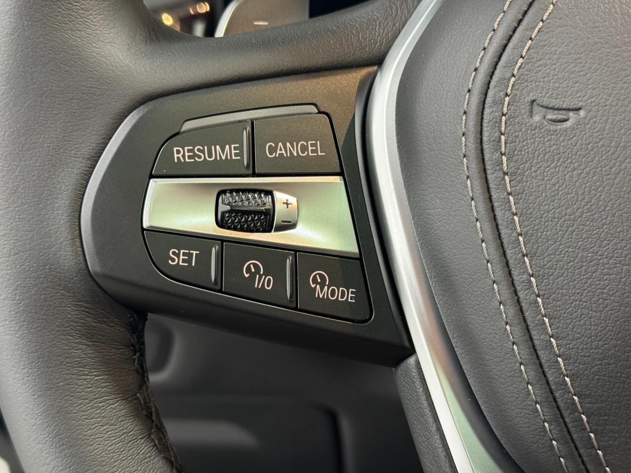 BMW X5 Vehicle Full-screen Gallery Image 32