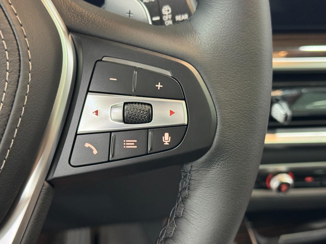 BMW X5 Vehicle Full-screen Gallery Image 33