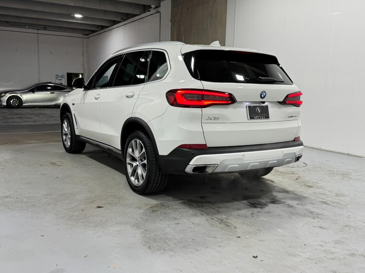 BMW X5 Vehicle Full-screen Gallery Image 3