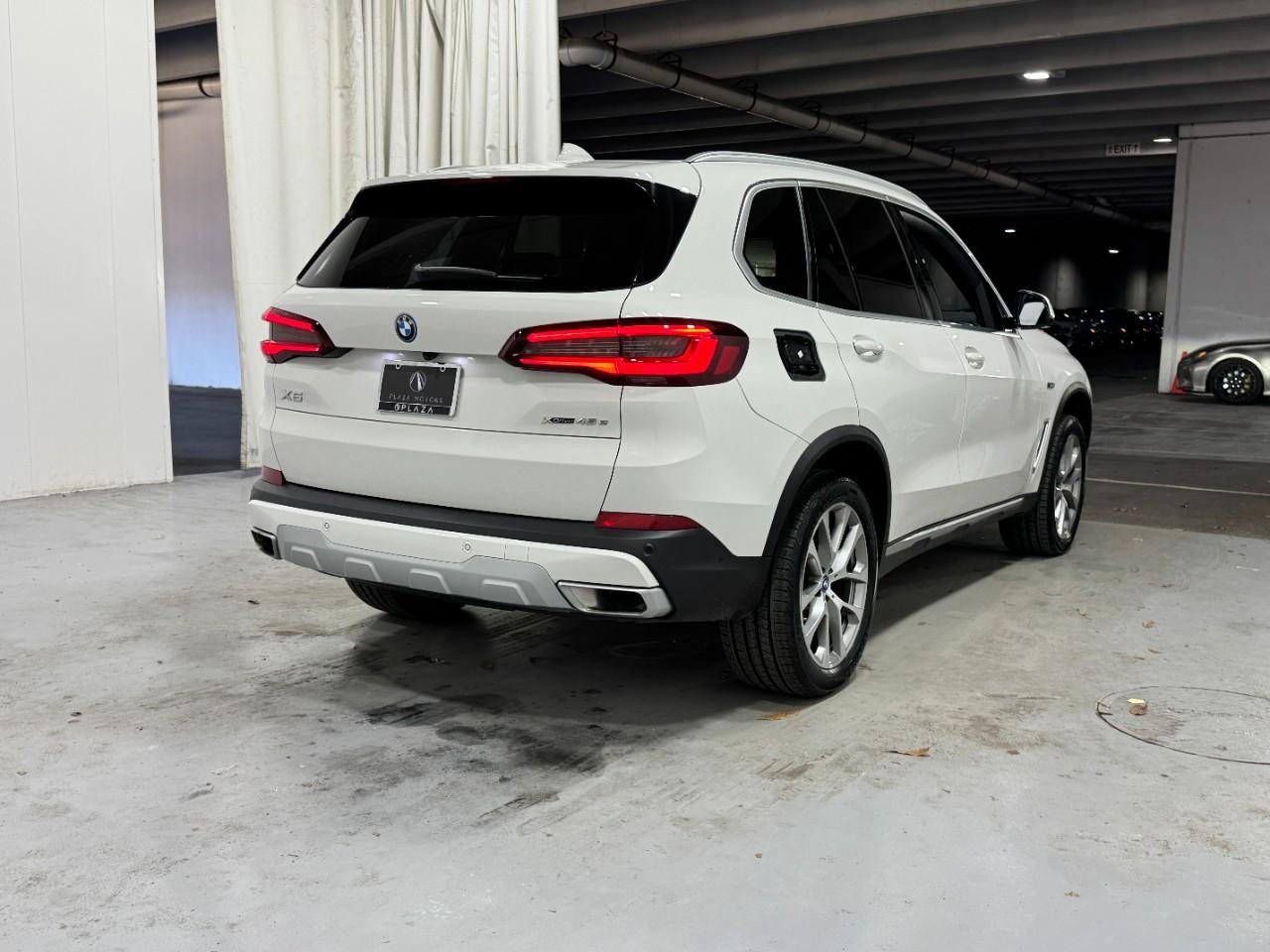 BMW X5 Vehicle Full-screen Gallery Image 4