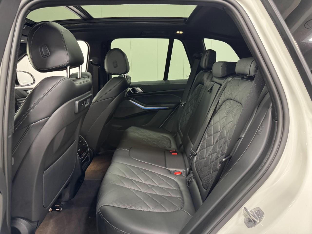 BMW X5 Vehicle Full-screen Gallery Image 8