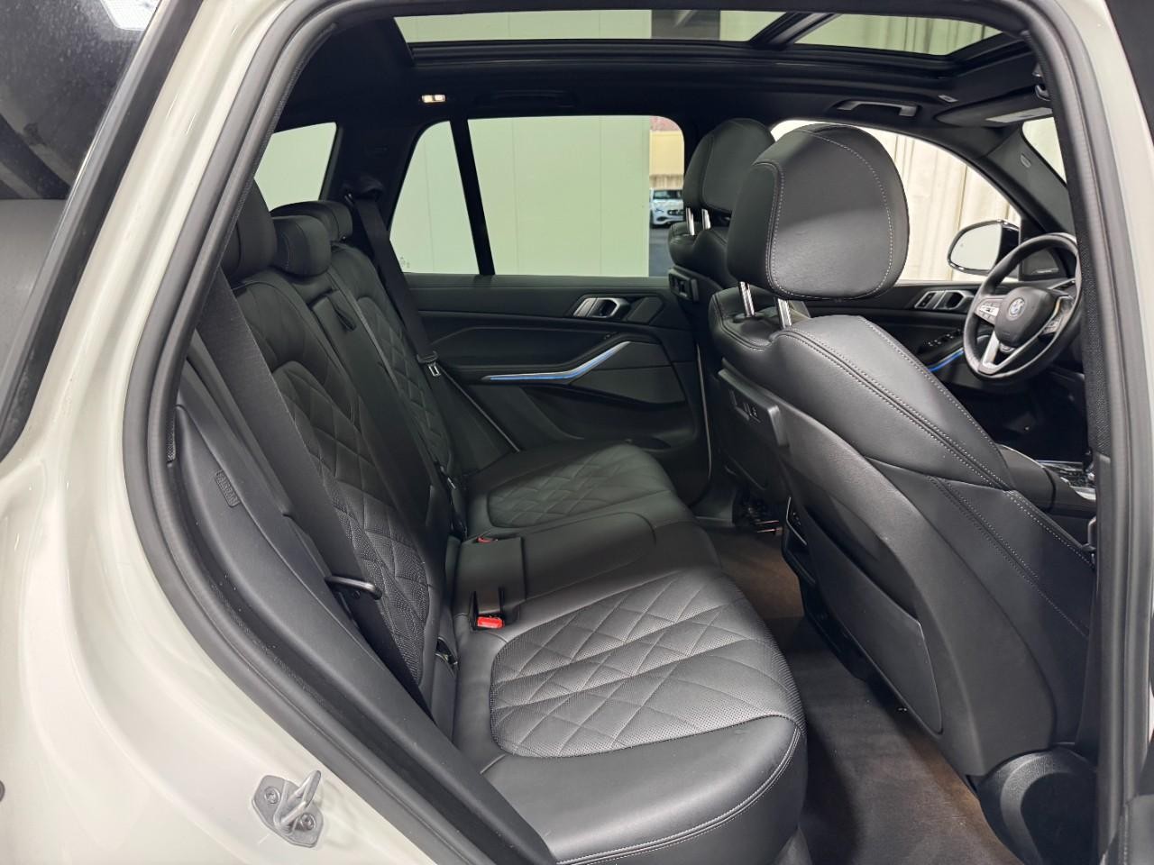 BMW X5 Vehicle Full-screen Gallery Image 10