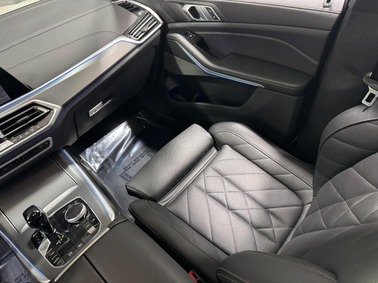 BMW X5 Vehicle Full-screen Gallery Image 17