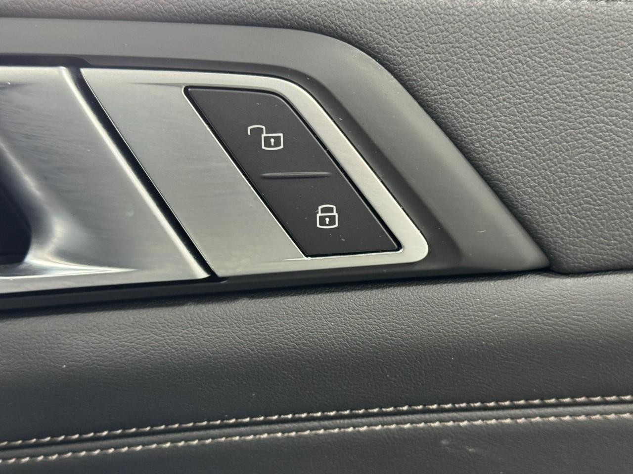 BMW X5 Vehicle Full-screen Gallery Image 21