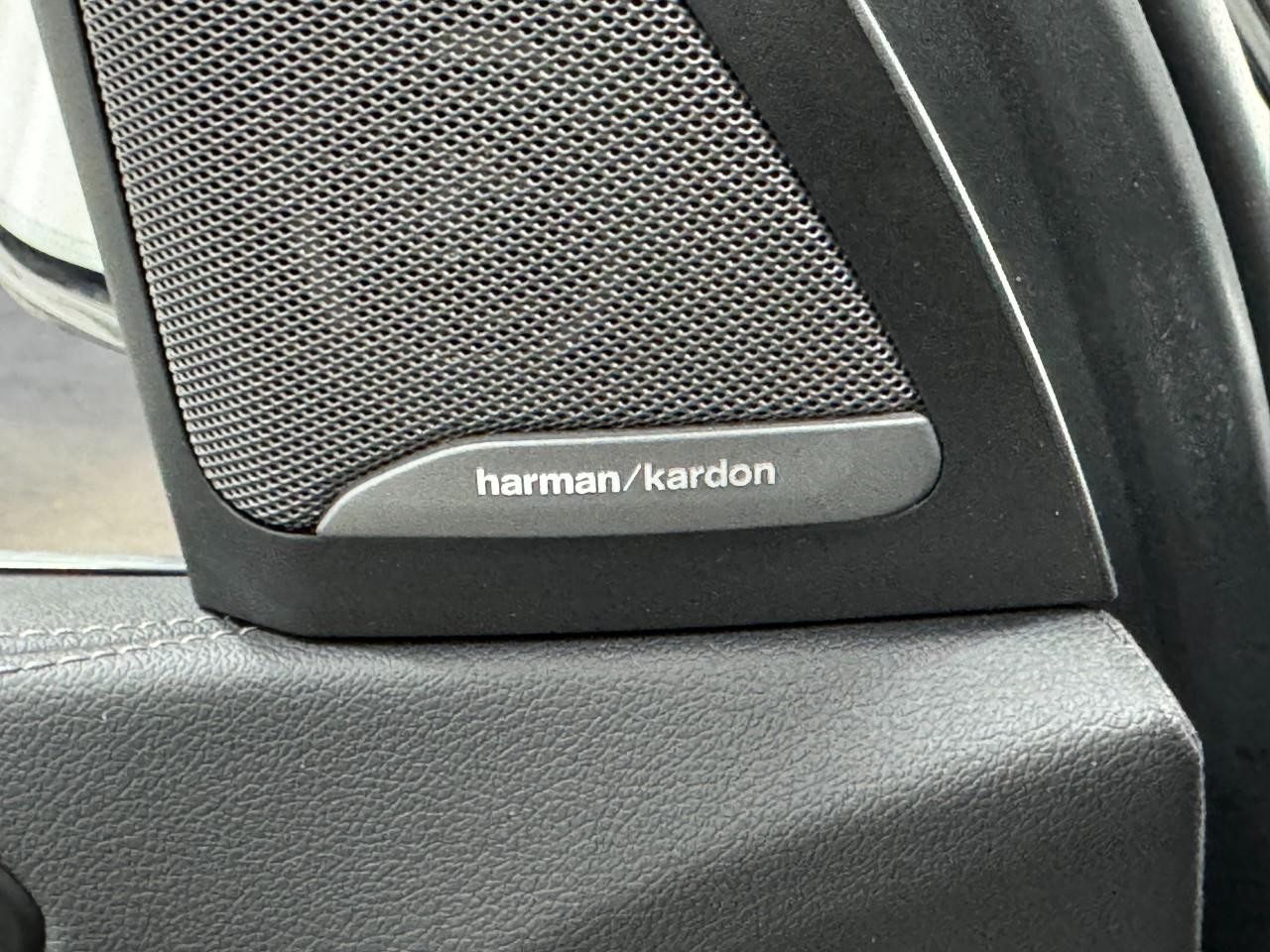 BMW X5 Vehicle Full-screen Gallery Image 23