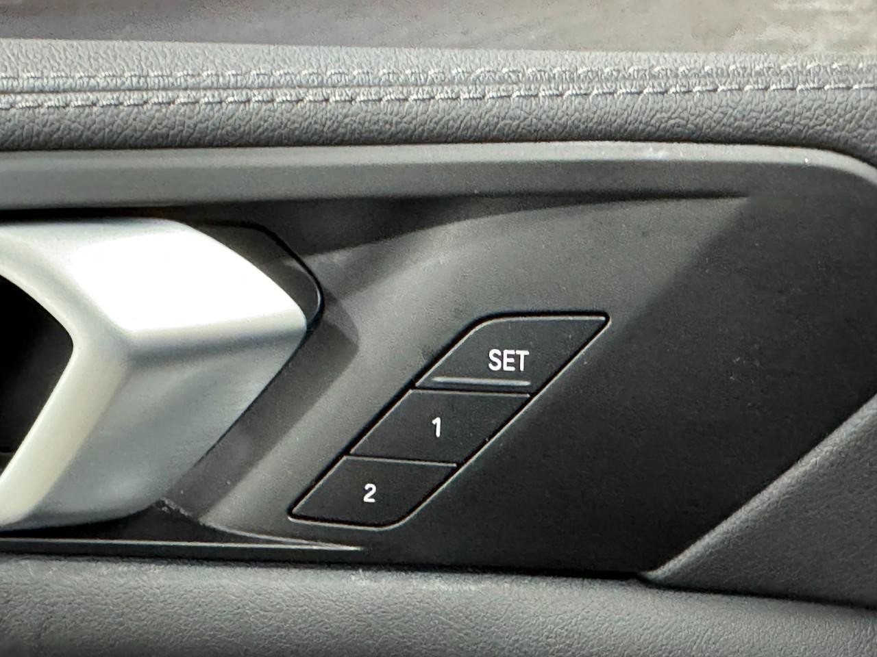 BMW X5 Vehicle Full-screen Gallery Image 24