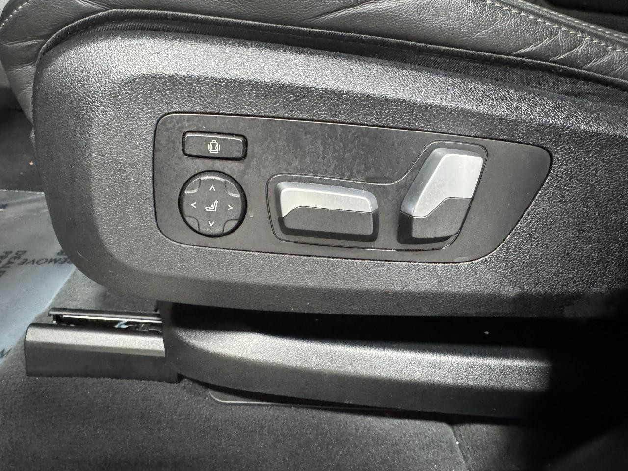 BMW X5 Vehicle Full-screen Gallery Image 30