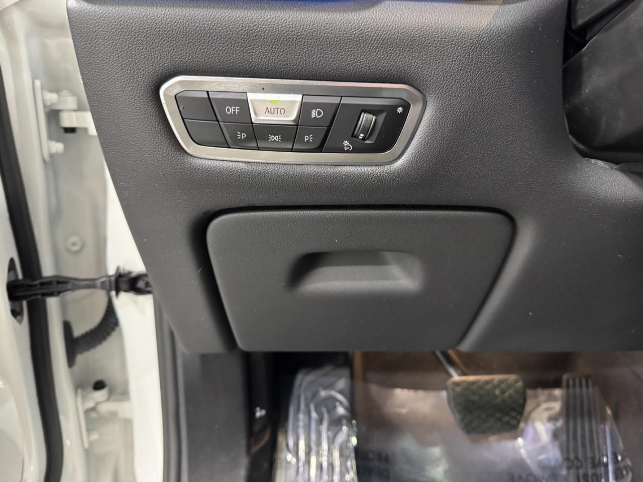 BMW X5 Vehicle Full-screen Gallery Image 31