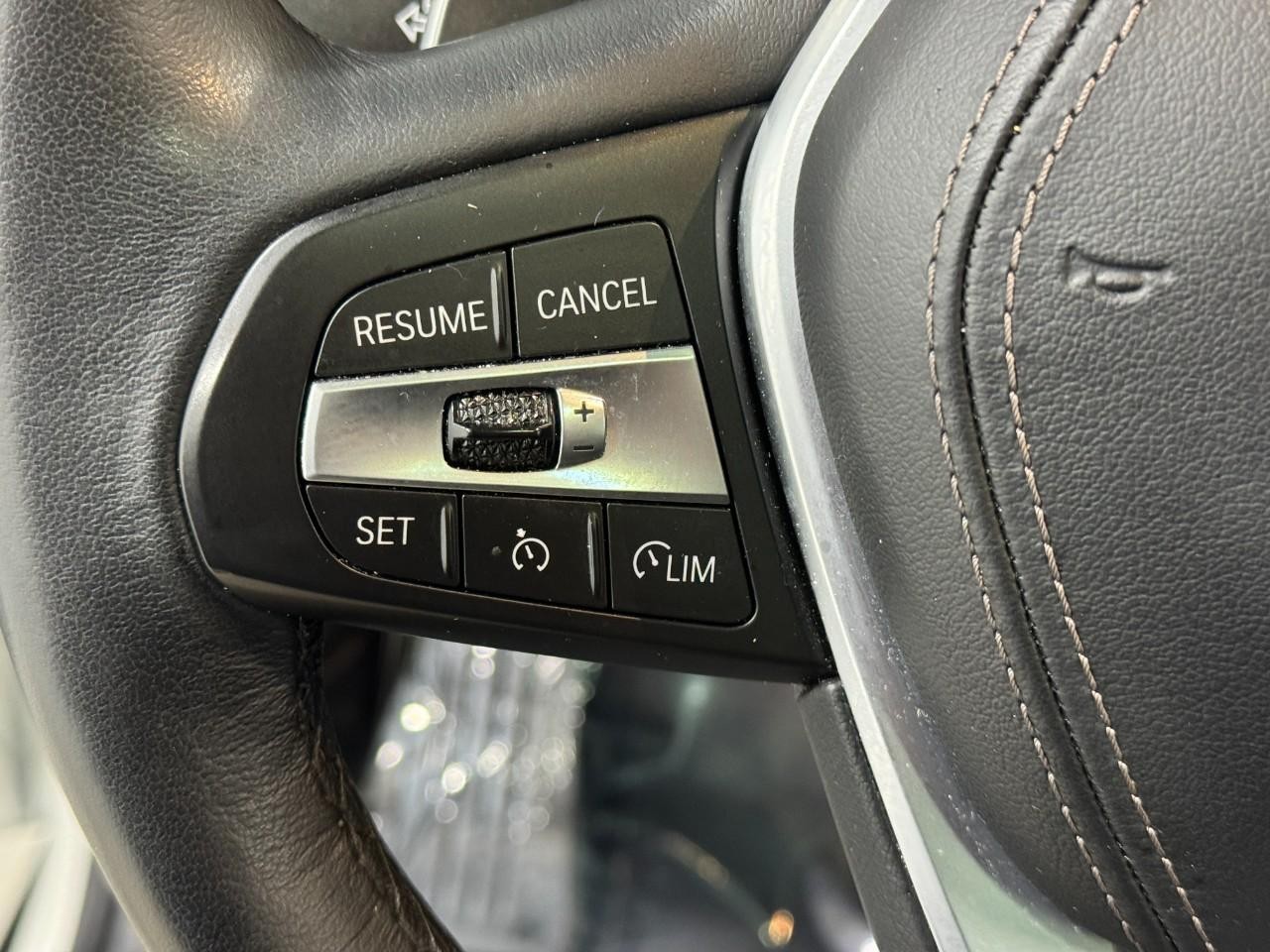 BMW X5 Vehicle Full-screen Gallery Image 32