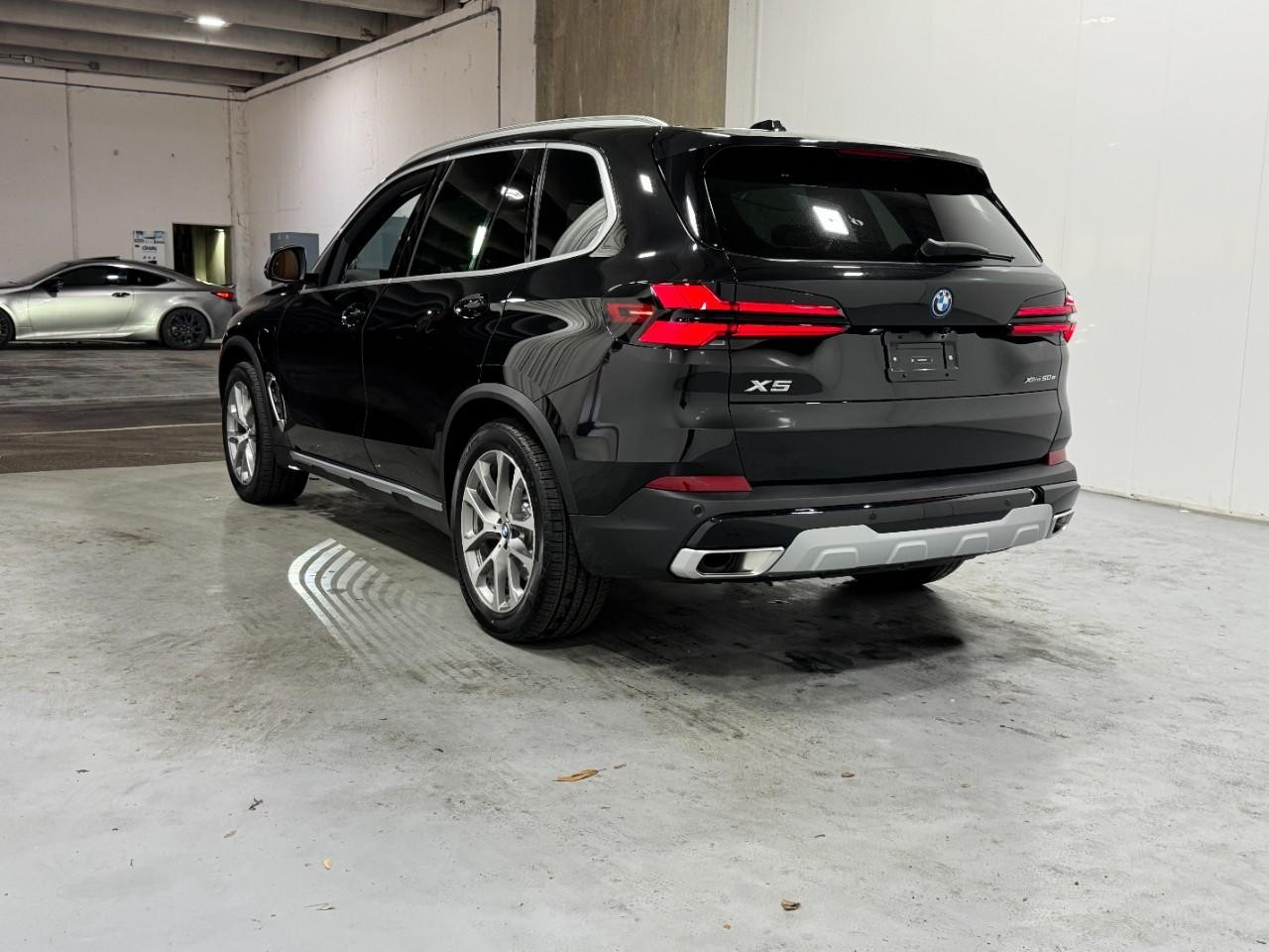 BMW X5 Vehicle Full-screen Gallery Image 3