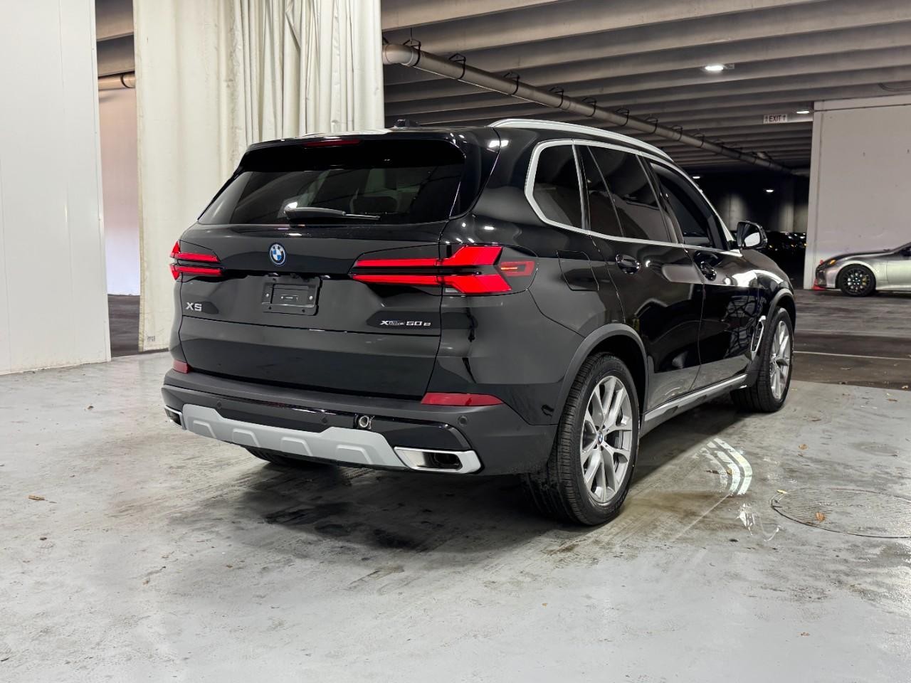 BMW X5 Vehicle Full-screen Gallery Image 4