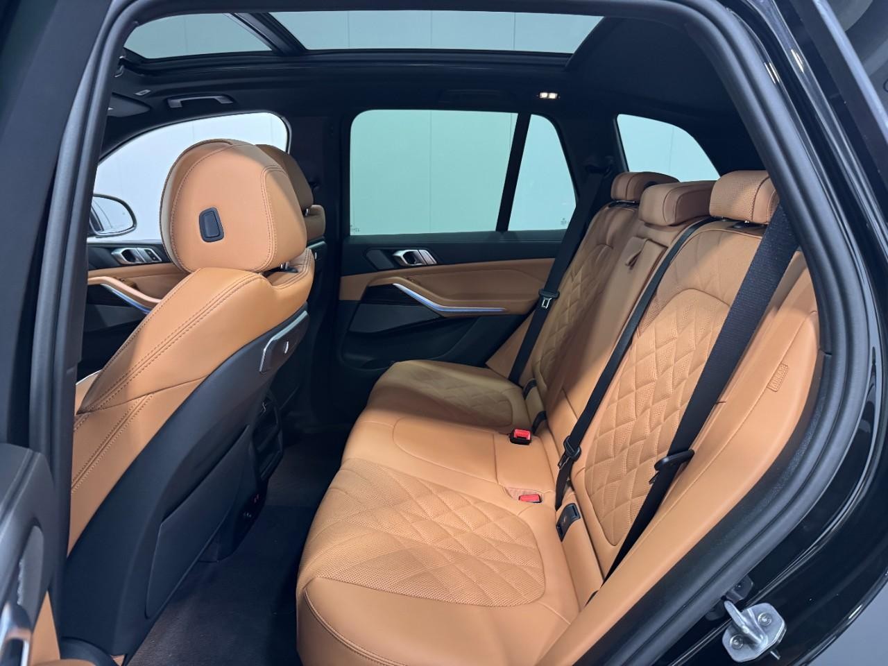 BMW X5 Vehicle Full-screen Gallery Image 8