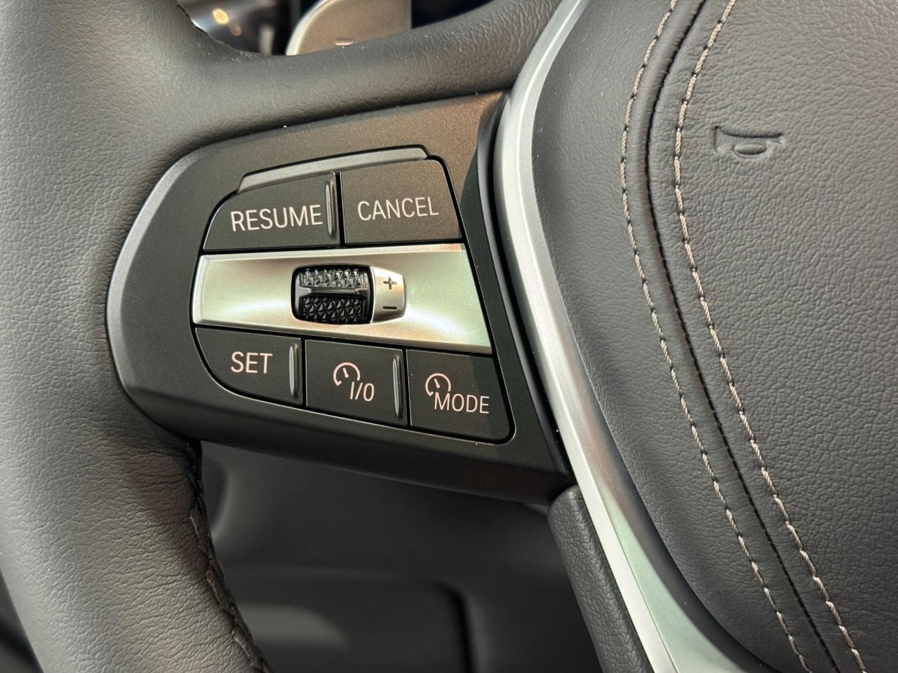 BMW X5 Vehicle Full-screen Gallery Image 30