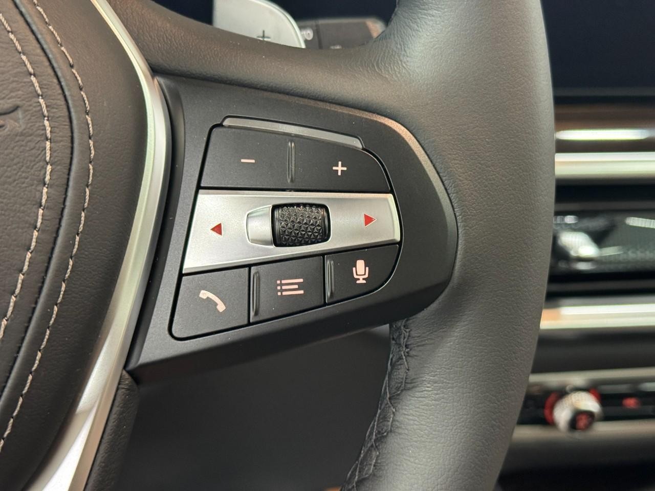 BMW X5 Vehicle Full-screen Gallery Image 31