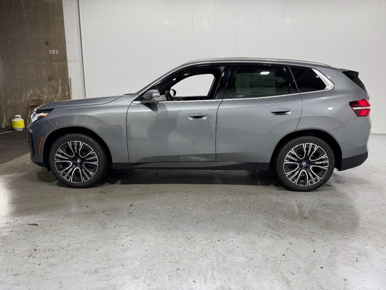 BMW X3 Vehicle Full-screen Gallery Image 2