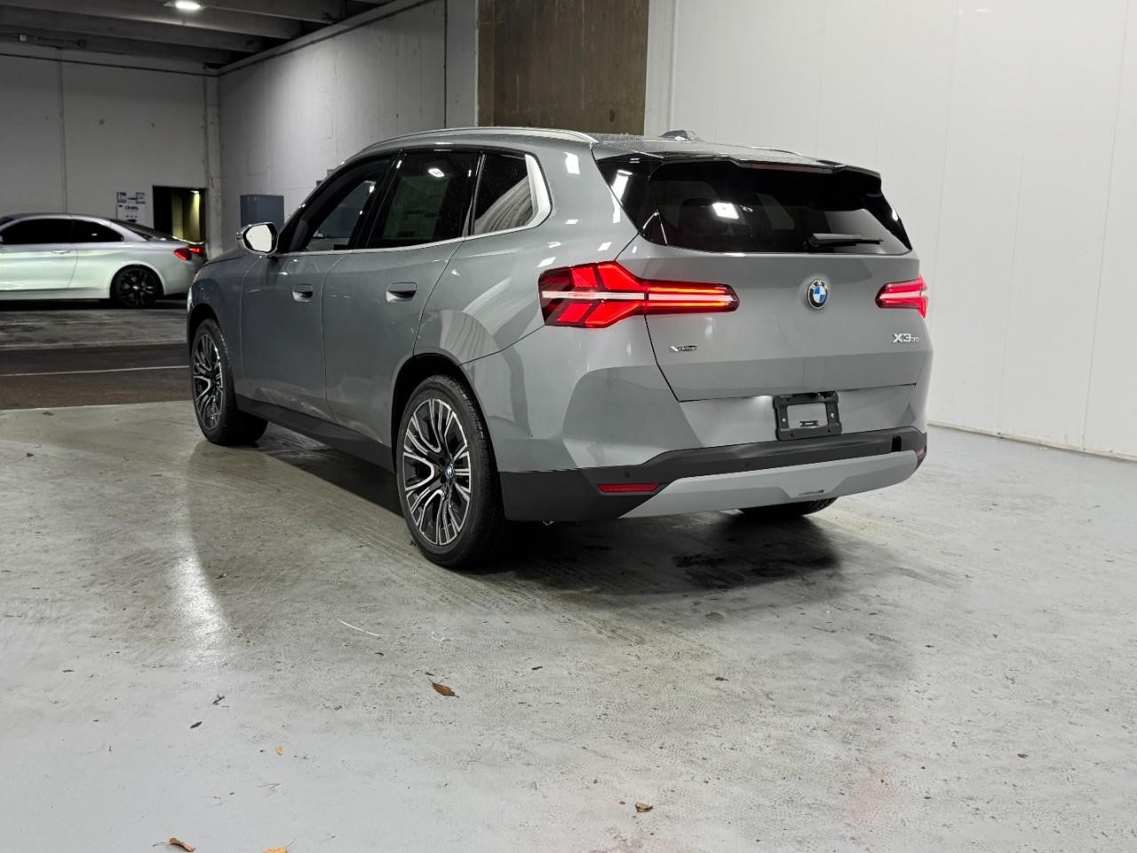 BMW X3 Vehicle Full-screen Gallery Image 3