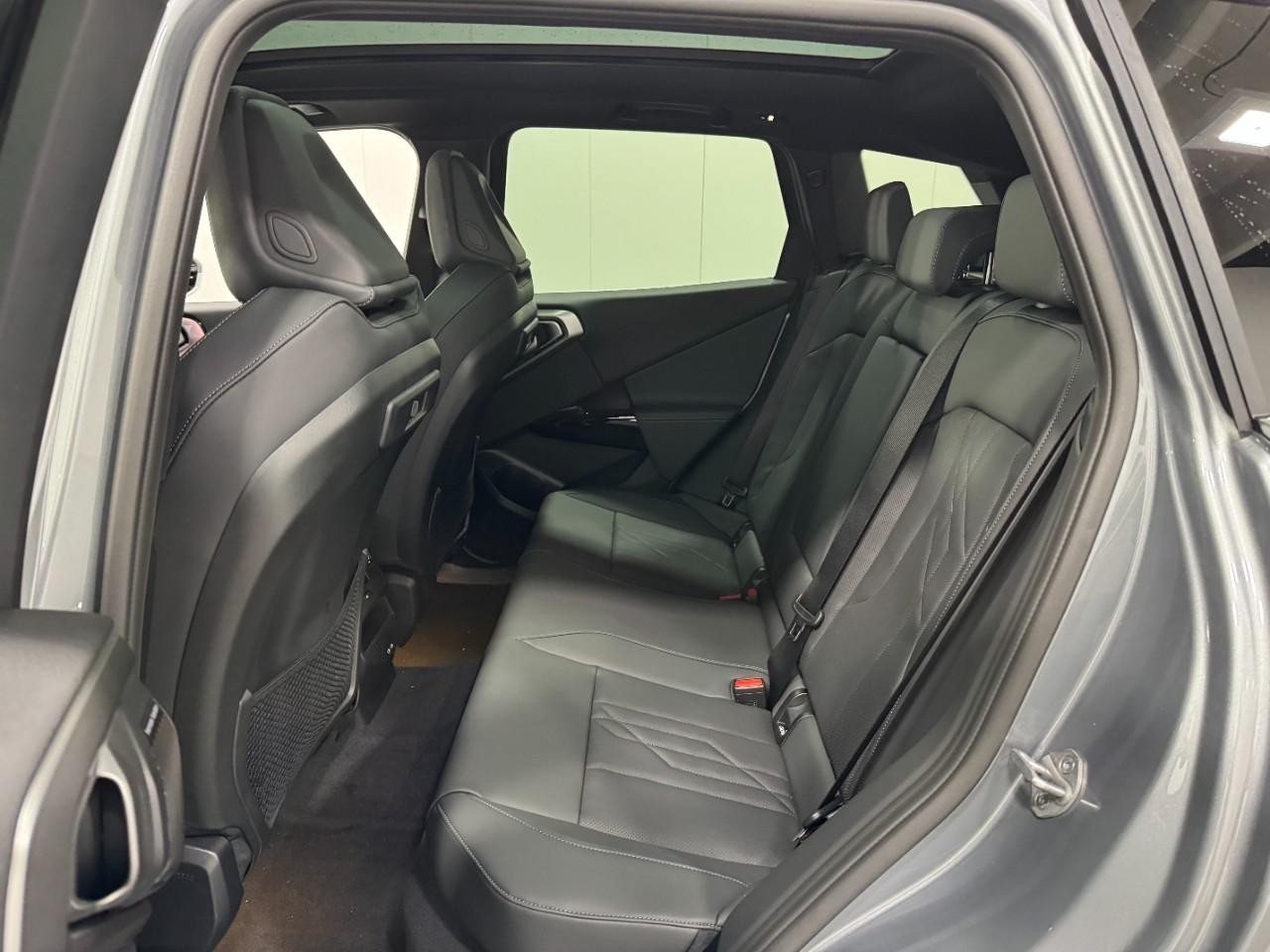 BMW X3 Vehicle Full-screen Gallery Image 8