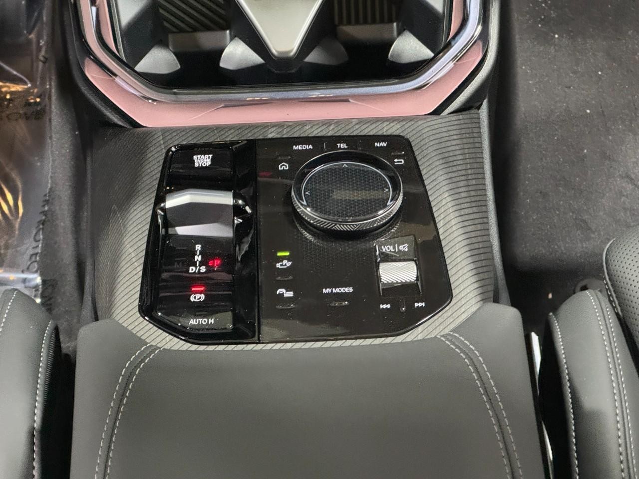 BMW X3 Vehicle Full-screen Gallery Image 15