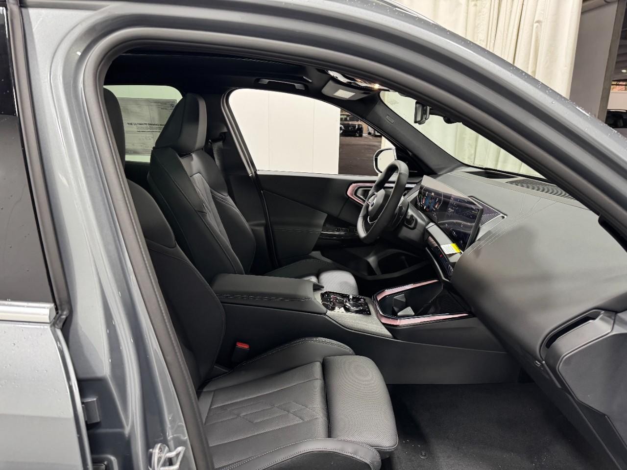 BMW X3 Vehicle Full-screen Gallery Image 17