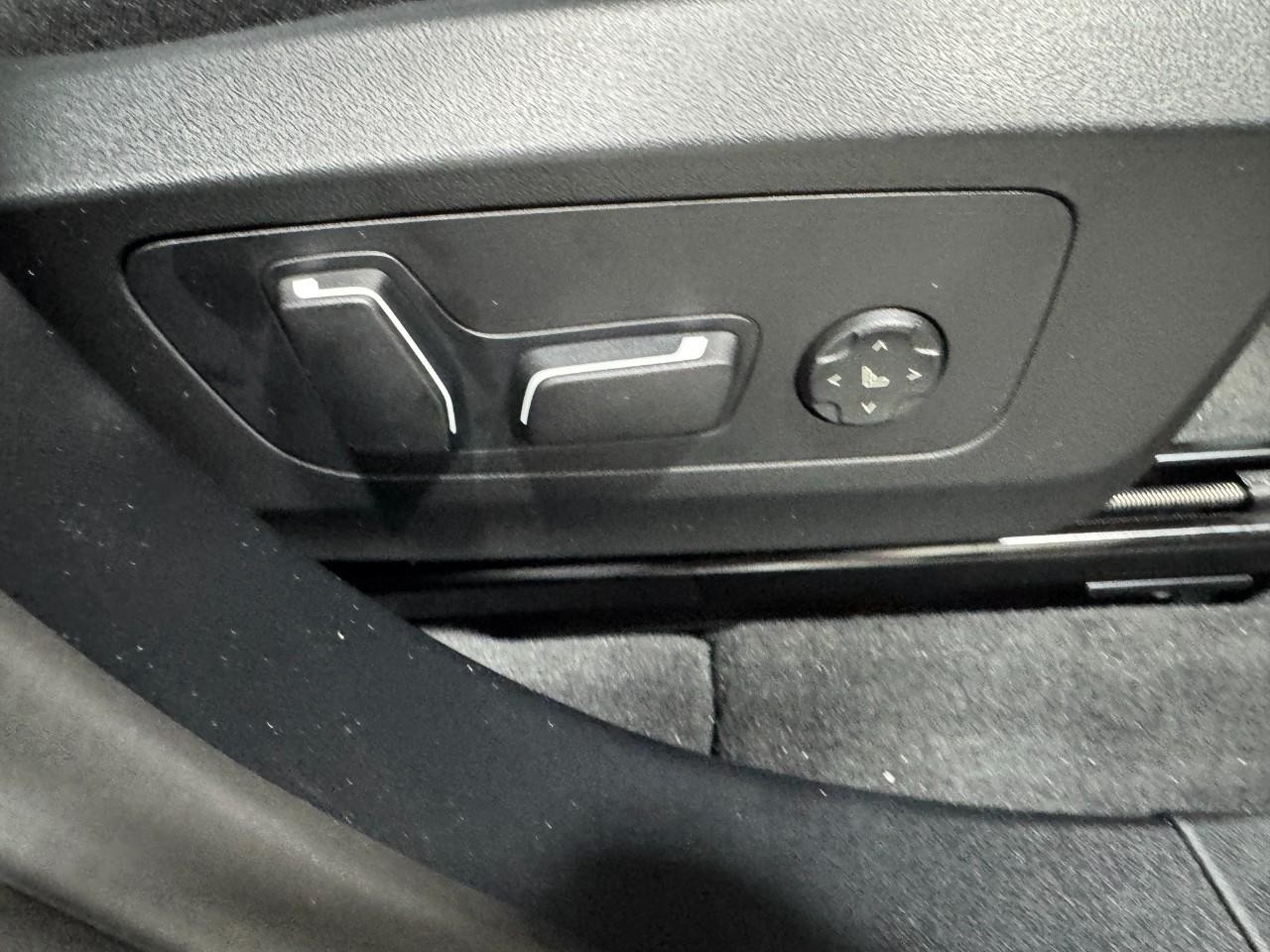 BMW X3 Vehicle Full-screen Gallery Image 19