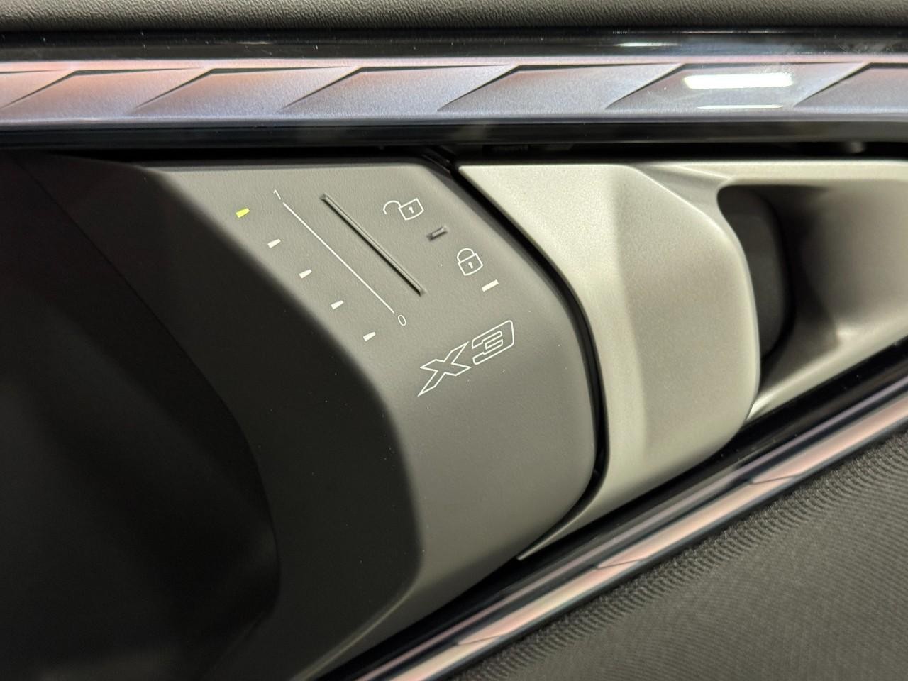 BMW X3 Vehicle Full-screen Gallery Image 20