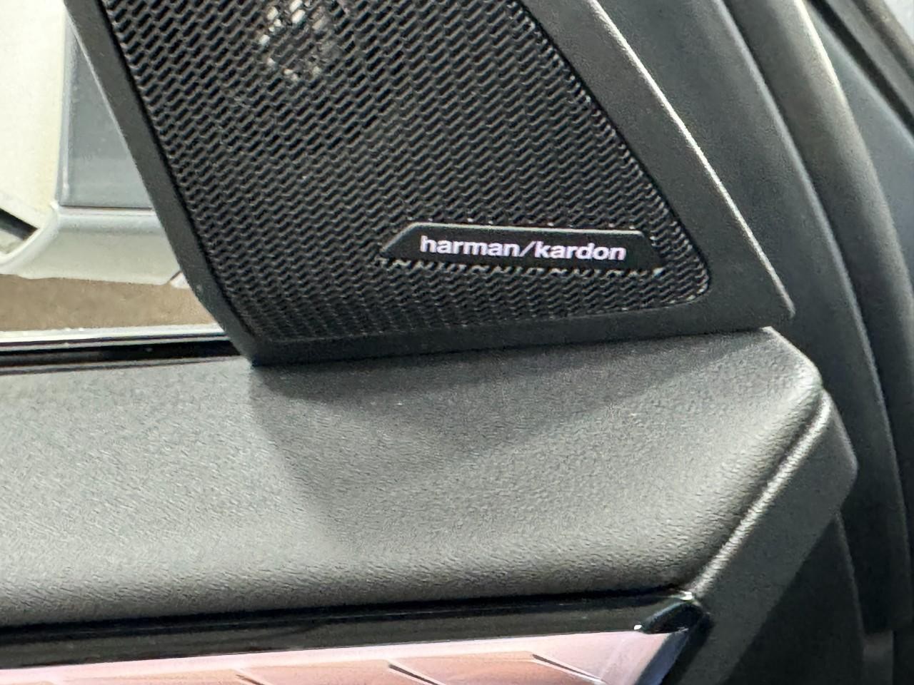 BMW X3 Vehicle Full-screen Gallery Image 22