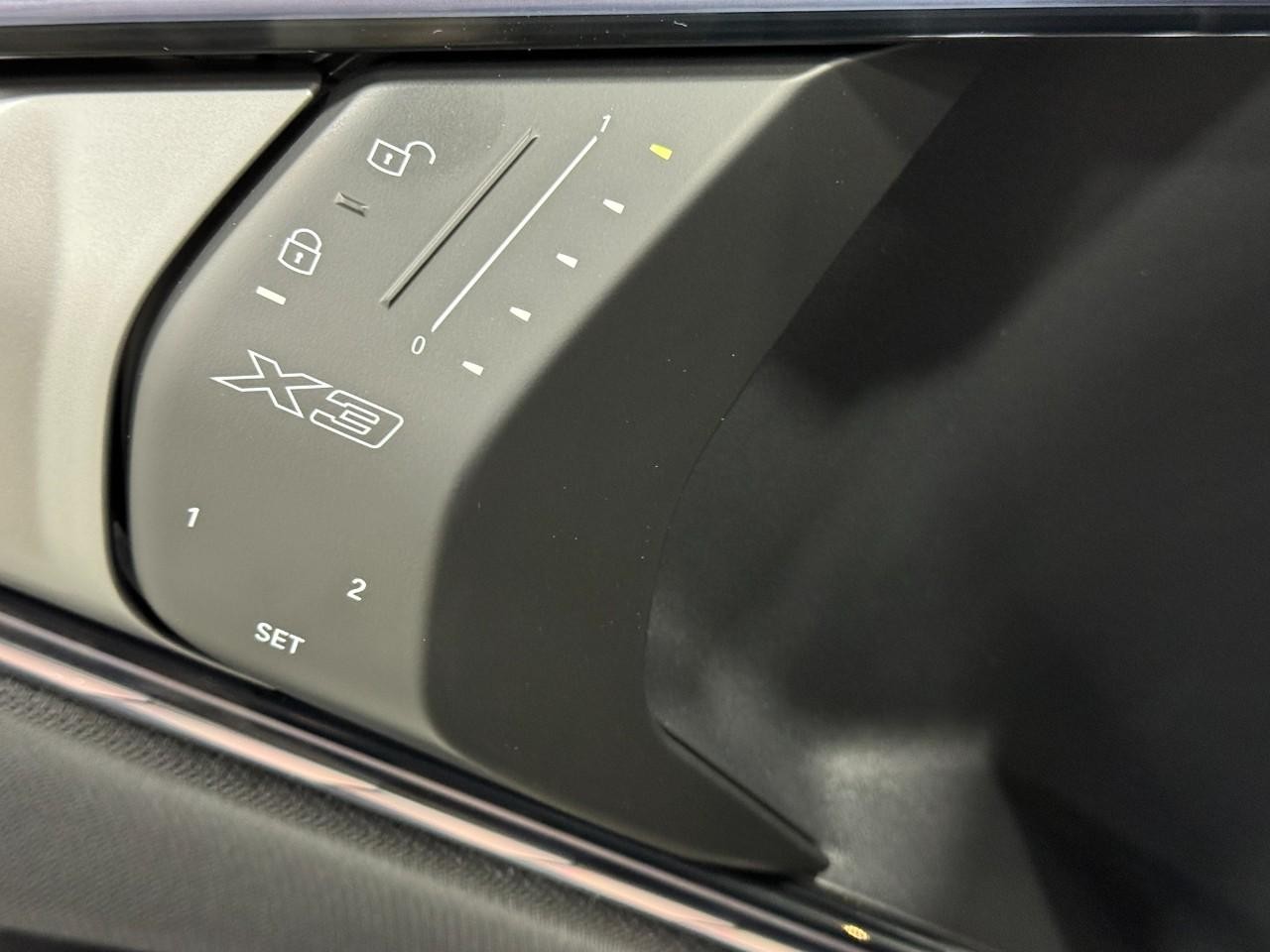 BMW X3 Vehicle Full-screen Gallery Image 23