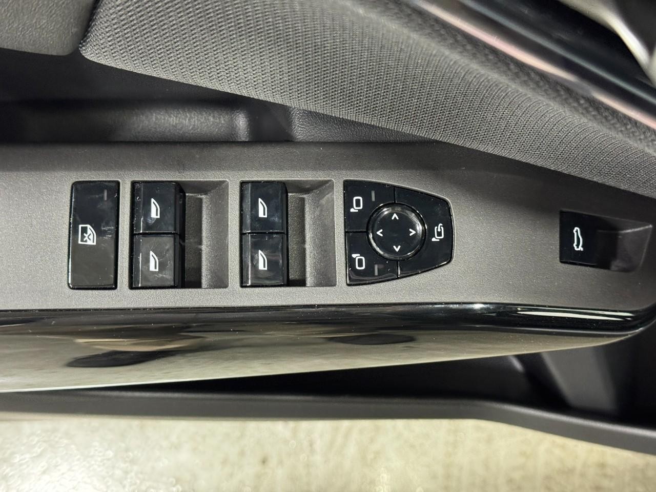 BMW X3 Vehicle Full-screen Gallery Image 24