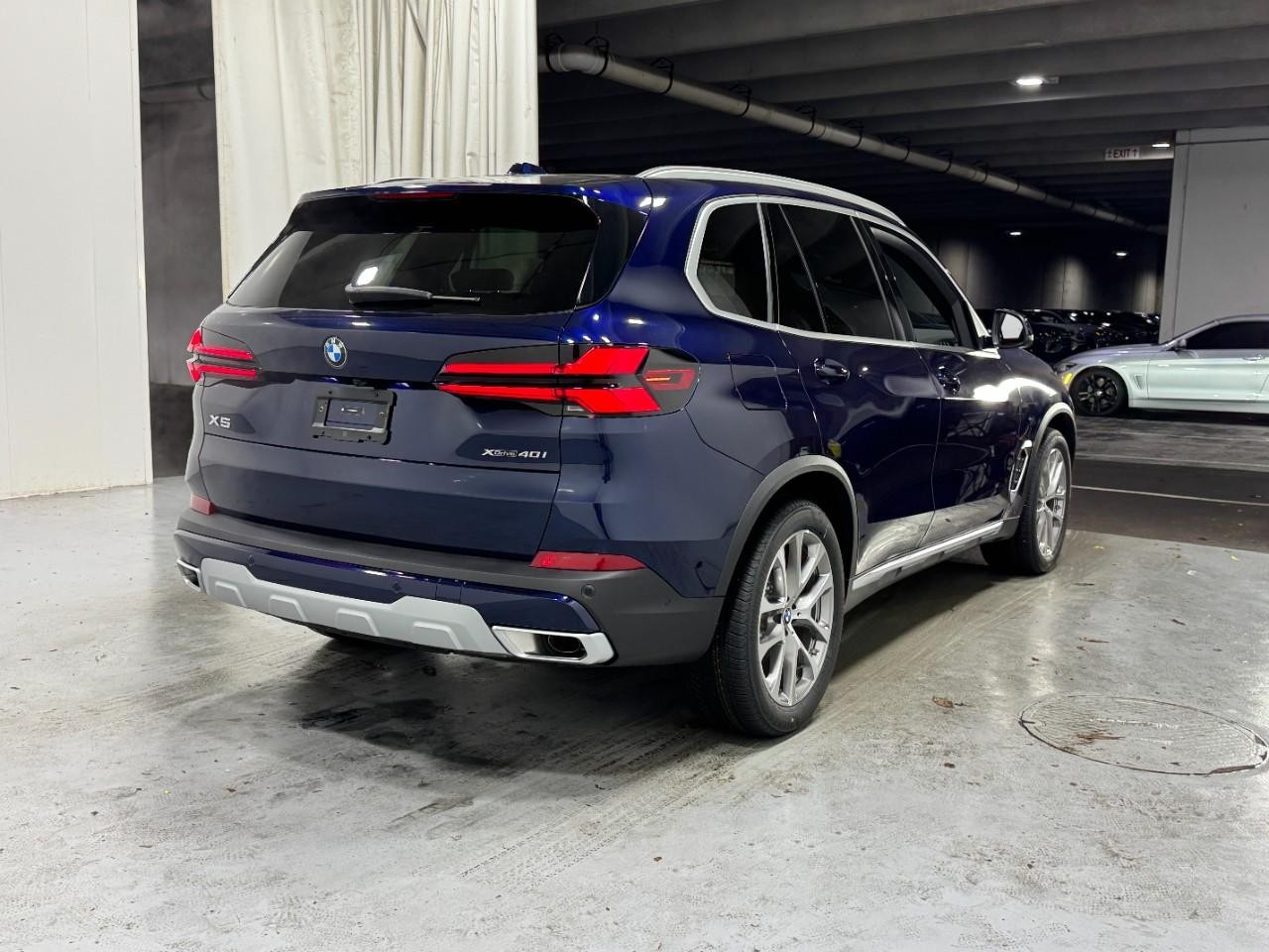 BMW X5 Vehicle Full-screen Gallery Image 4