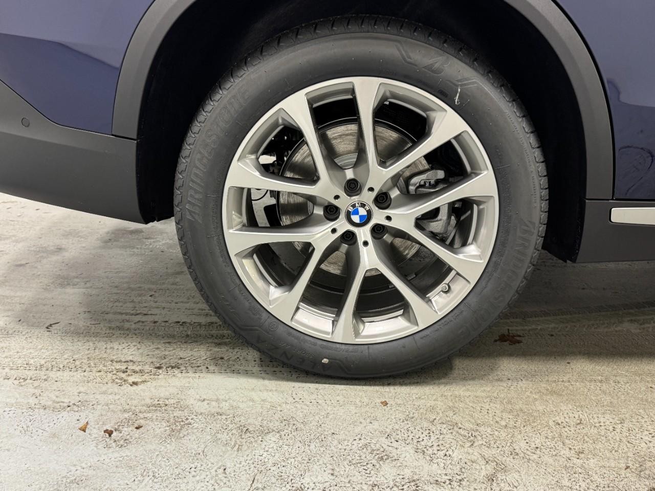 BMW X5 Vehicle Full-screen Gallery Image 5