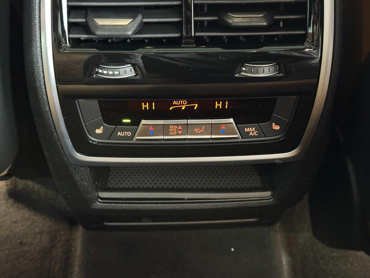 BMW X5 Vehicle Full-screen Gallery Image 11