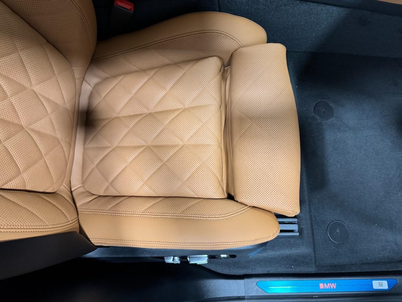 BMW X5 Vehicle Full-screen Gallery Image 19