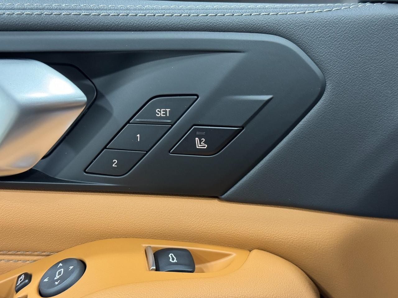 BMW X5 Vehicle Full-screen Gallery Image 24