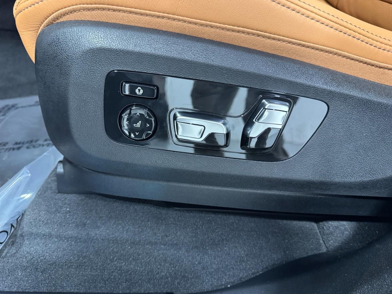 BMW X5 Vehicle Full-screen Gallery Image 29