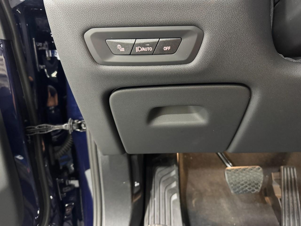 BMW X5 Vehicle Full-screen Gallery Image 30