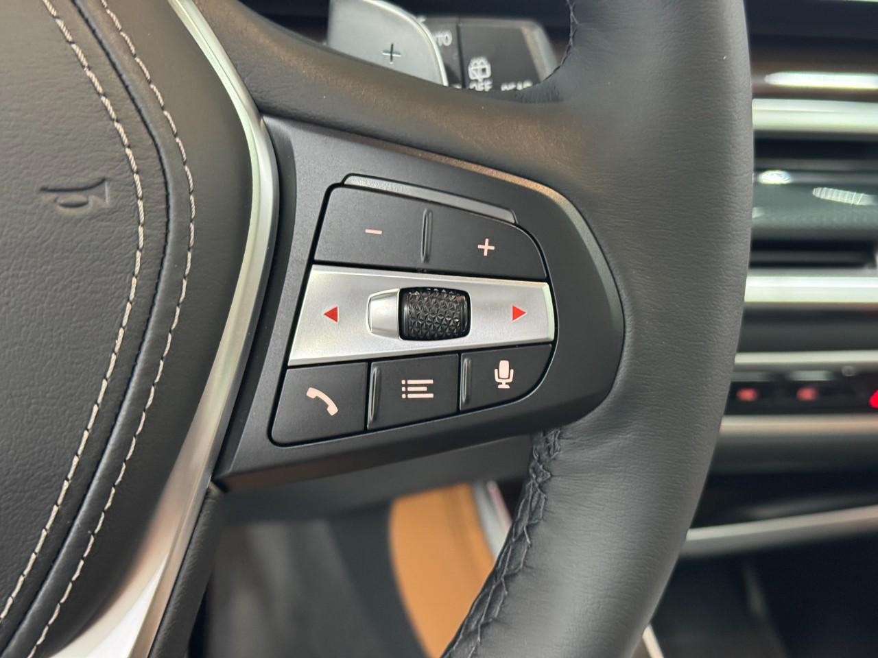 BMW X5 Vehicle Full-screen Gallery Image 32