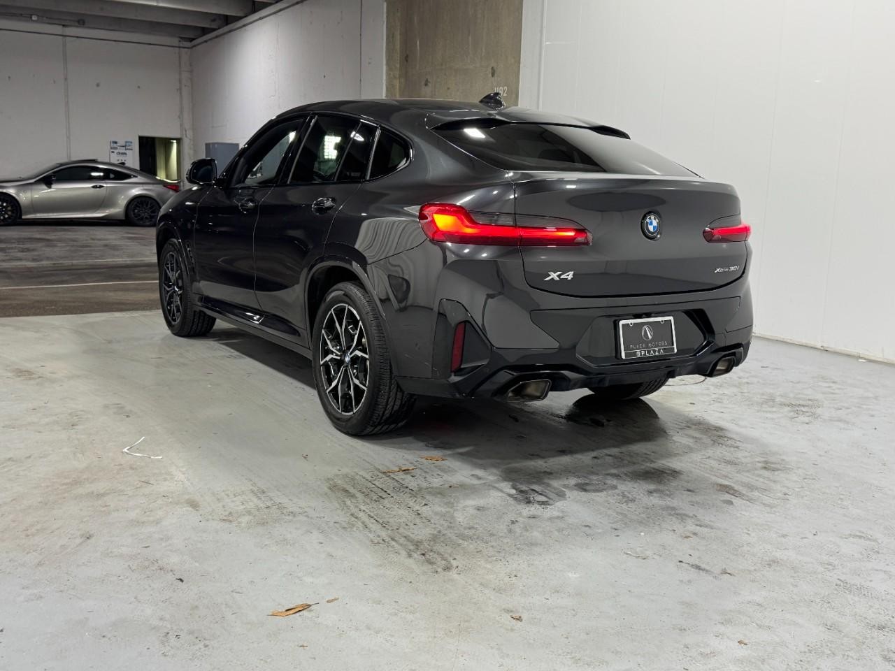 BMW X4 Vehicle Full-screen Gallery Image 3