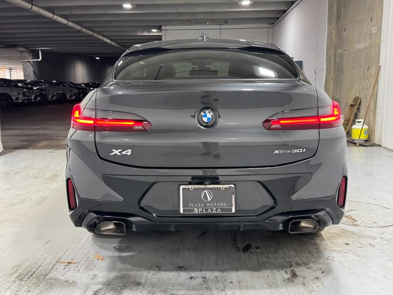 BMW X4 Vehicle Full-screen Gallery Image 9