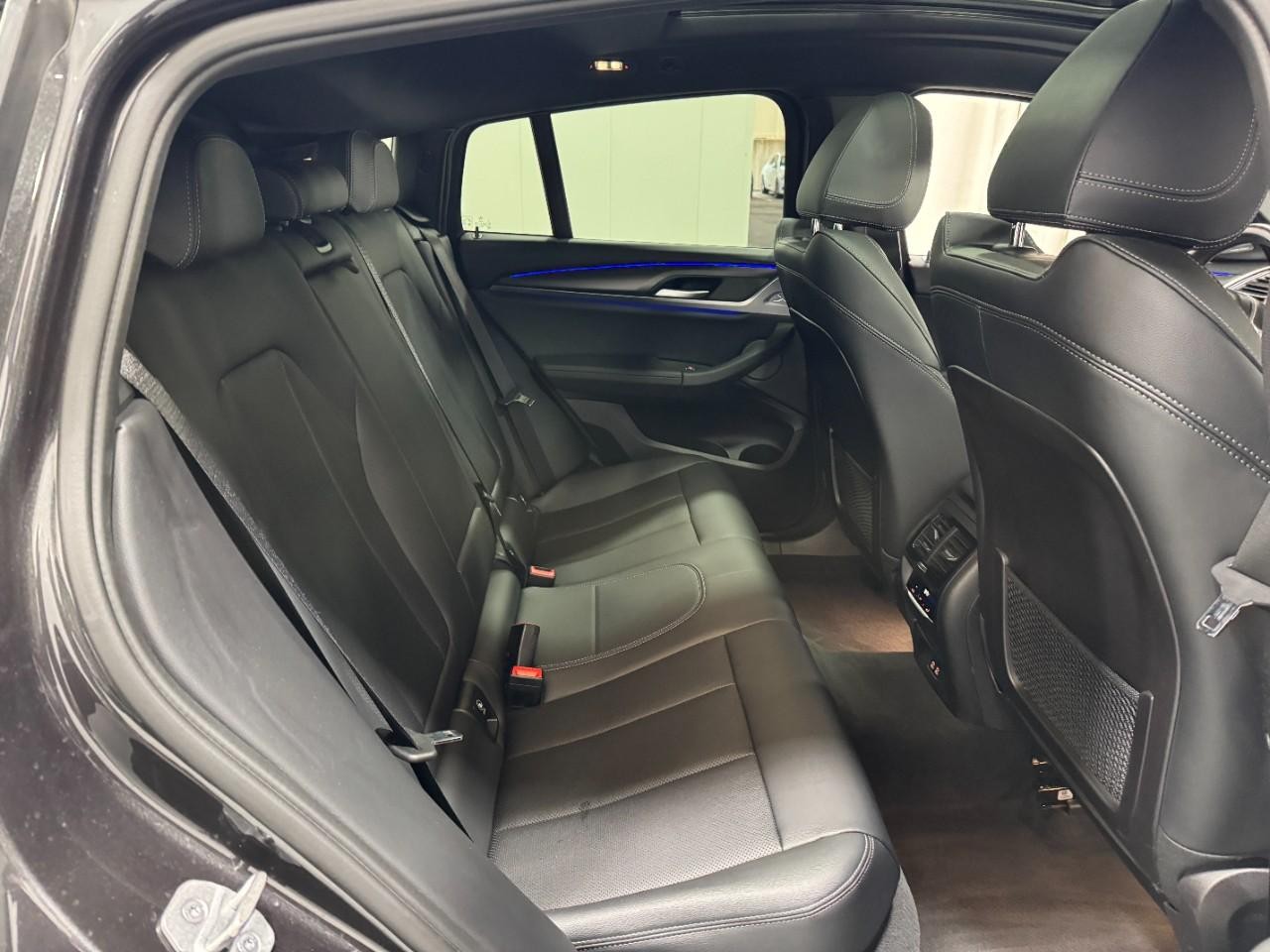 BMW X4 Vehicle Full-screen Gallery Image 10