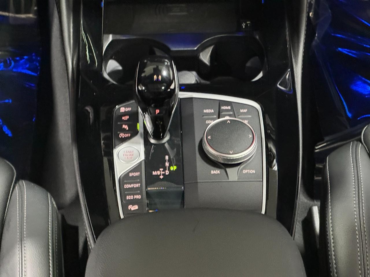 BMW X4 Vehicle Full-screen Gallery Image 17