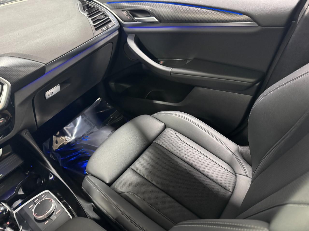 BMW X4 Vehicle Full-screen Gallery Image 18