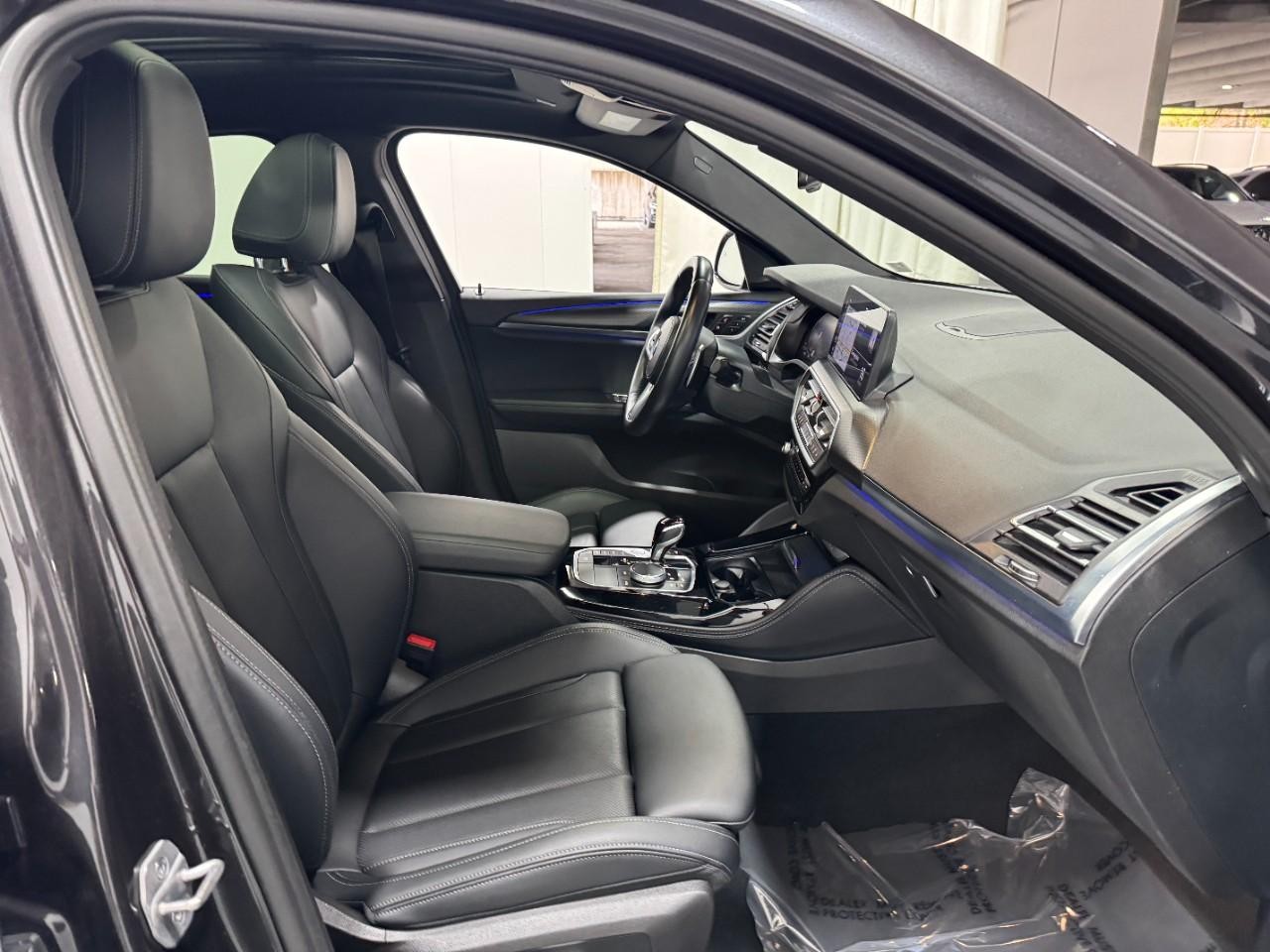 BMW X4 Vehicle Full-screen Gallery Image 19