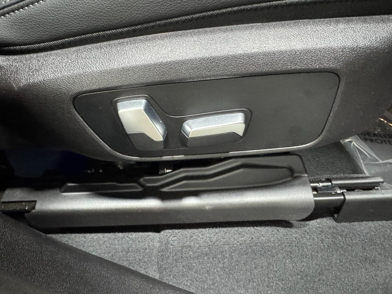 BMW X4 Vehicle Full-screen Gallery Image 21