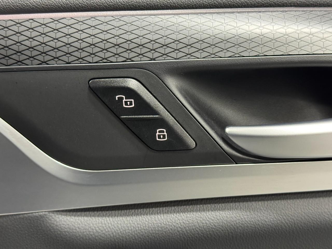 BMW X4 Vehicle Full-screen Gallery Image 22